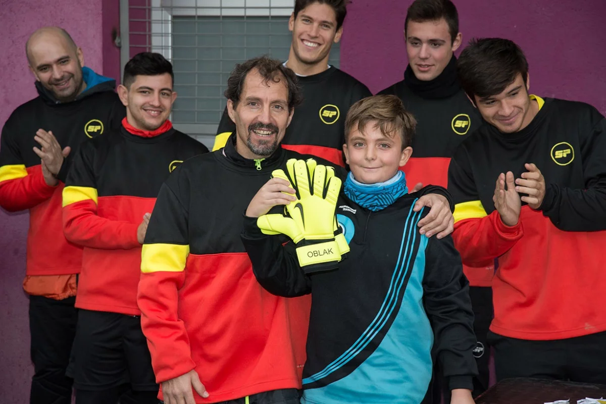 post card 1Nacho Castellanos - Guantes Oblak.webp